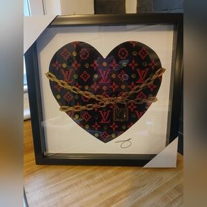 Luxury Heart-Shaped Art with Chain Design